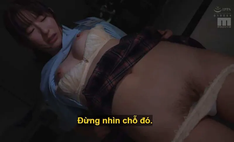 Ông sếp âm mưu quan hệ tình dục với cô nhân viên dưới quyền kiêu kỳ lười nhác, suốt ngày bận rộn chat chit cùng người yêu.